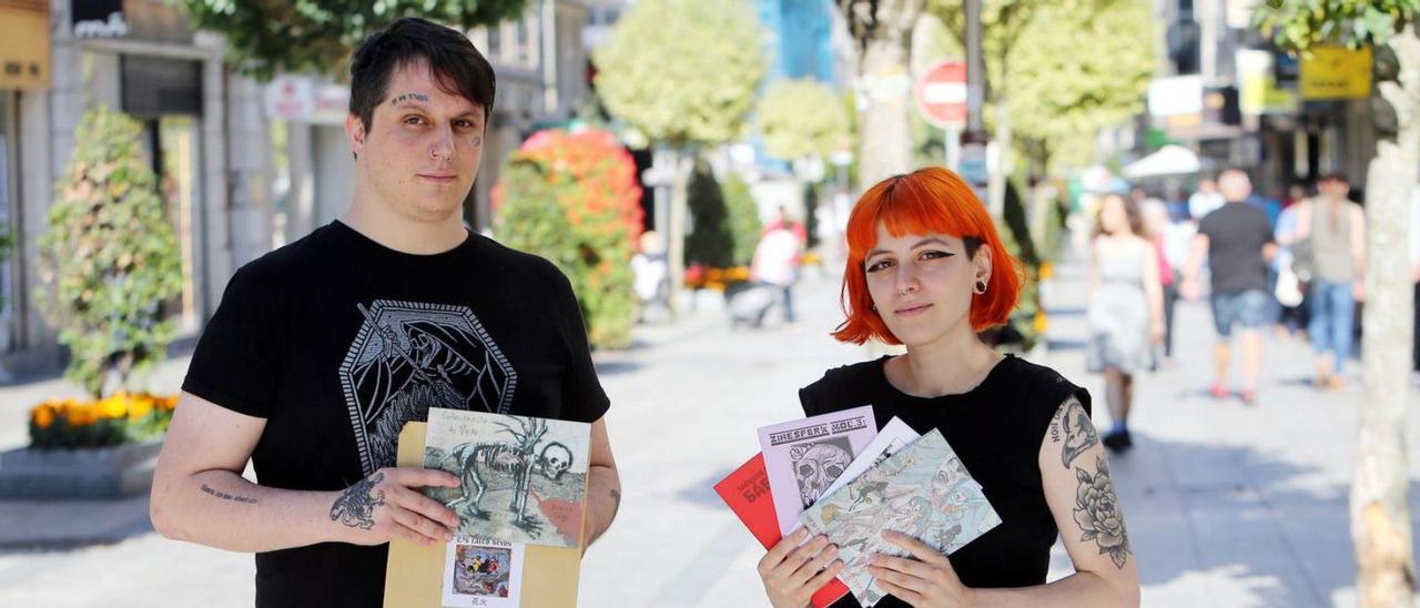 Alfredo Vázquez y Branca Trigo, creadores de Malafera en la peatonal de O Calvario.   | // MARTA G. BREA