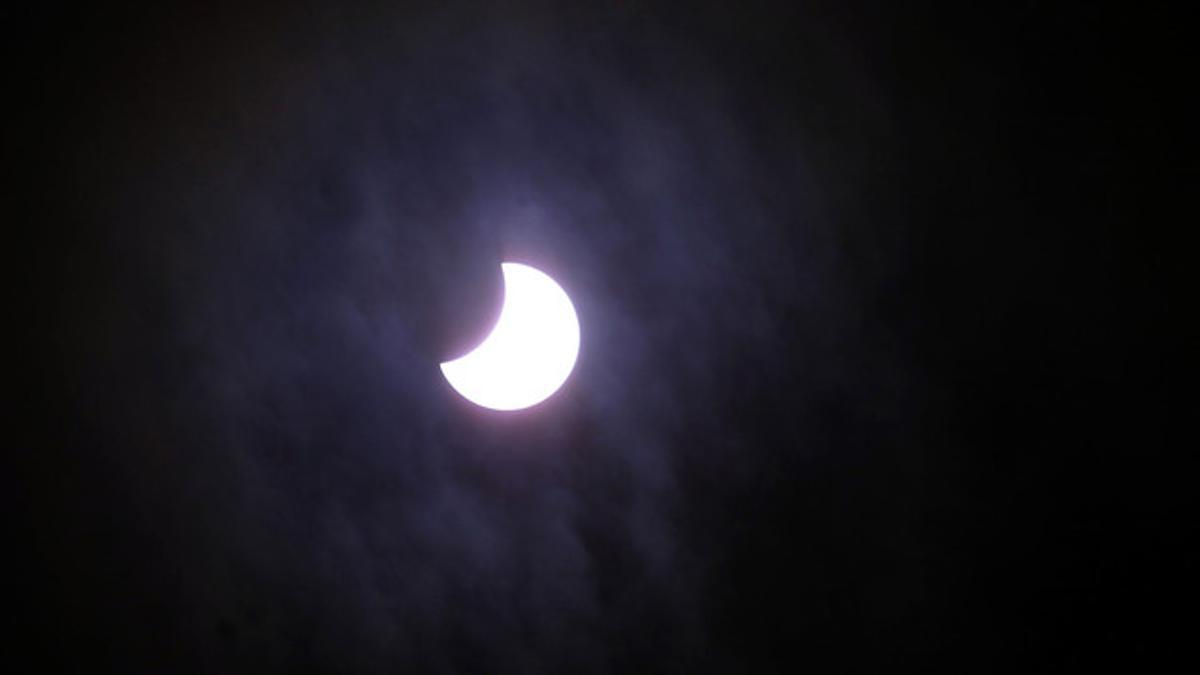 Eclipse solar parcial visible sobre Barcelona, en marzo del 2006.