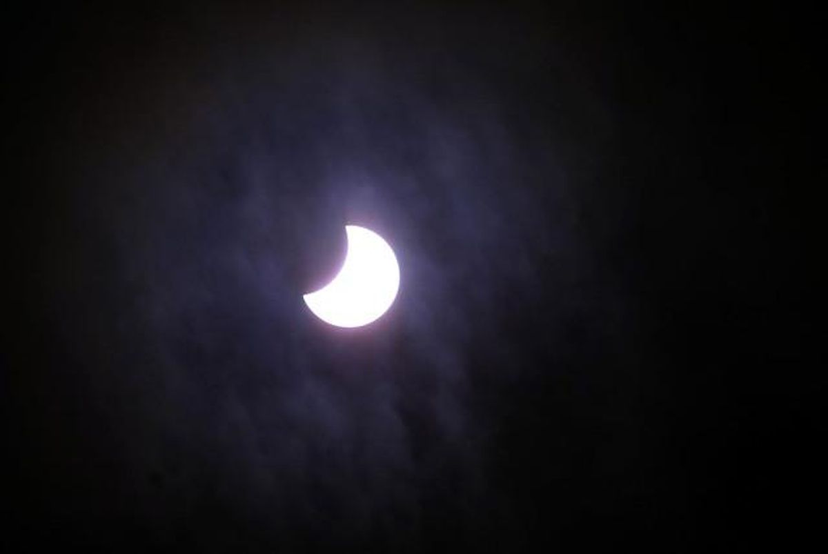 Eclipsi solar parcial visible sobre Barcelona, el març del 2006.