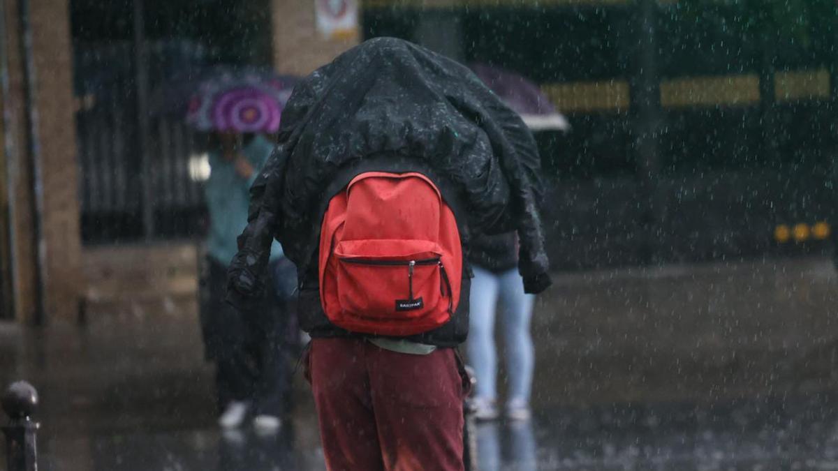 La lluvia descarga con fuerza en València