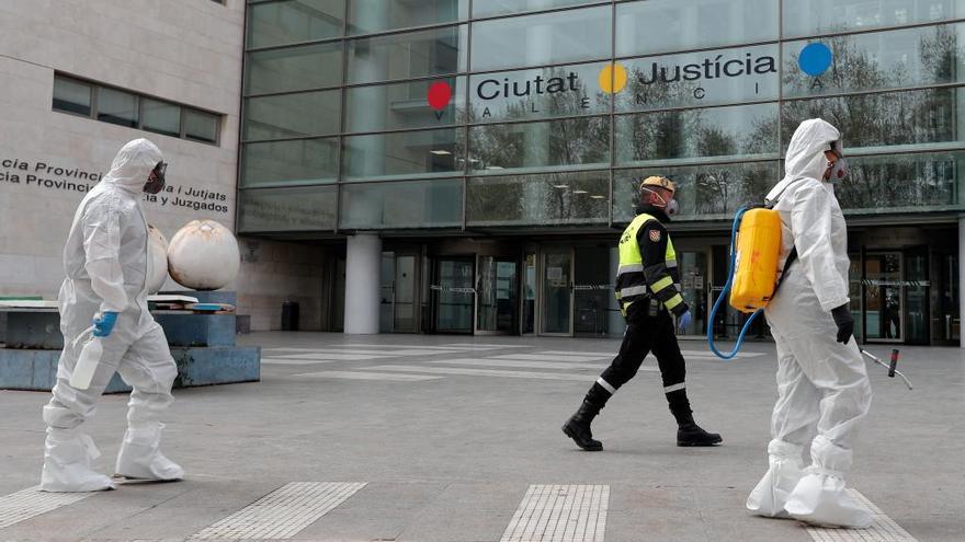 Miembros de la UME realizando labores de desinfección en la Ciudad de la Justicia de València.