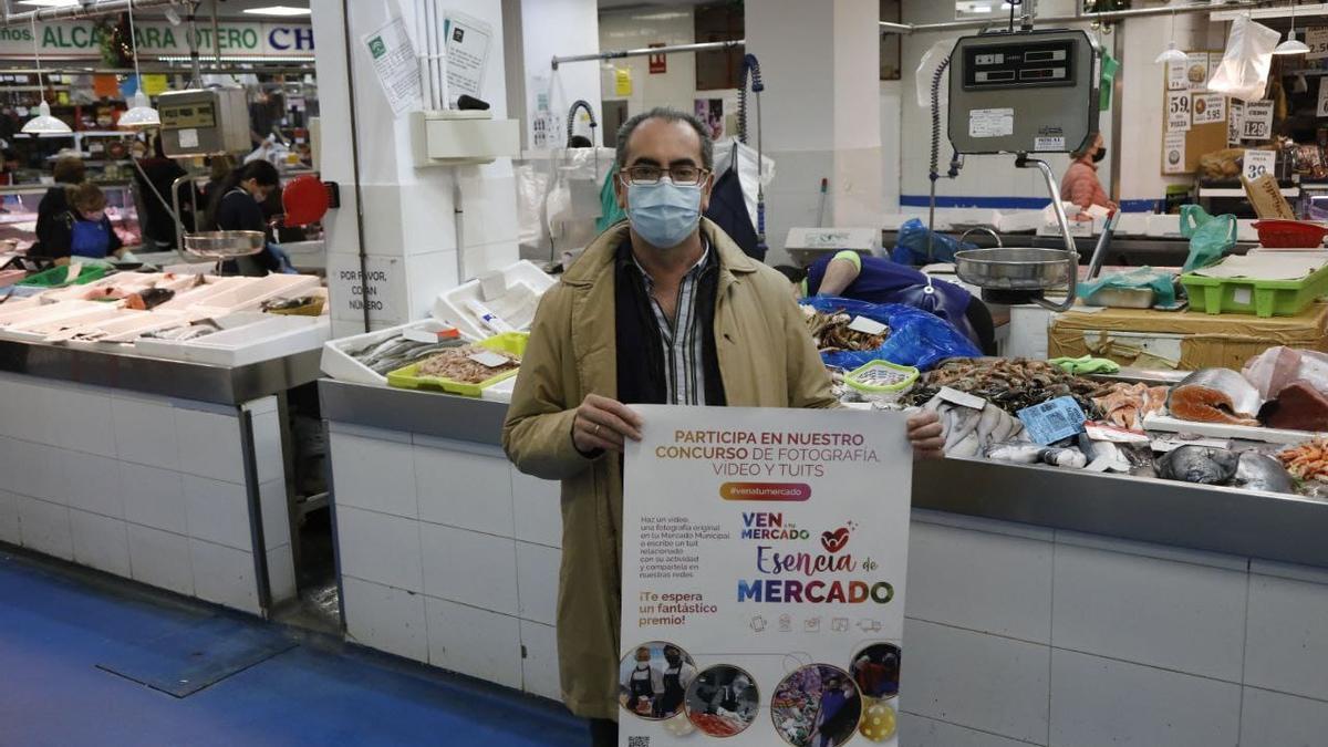 El teniente de alcalde y delegado de Mercados y Comercio y presidente de Mercacórdoba, Antonio Álvarez, presenta la campaña &#039;Ven a tu mercado&#039;