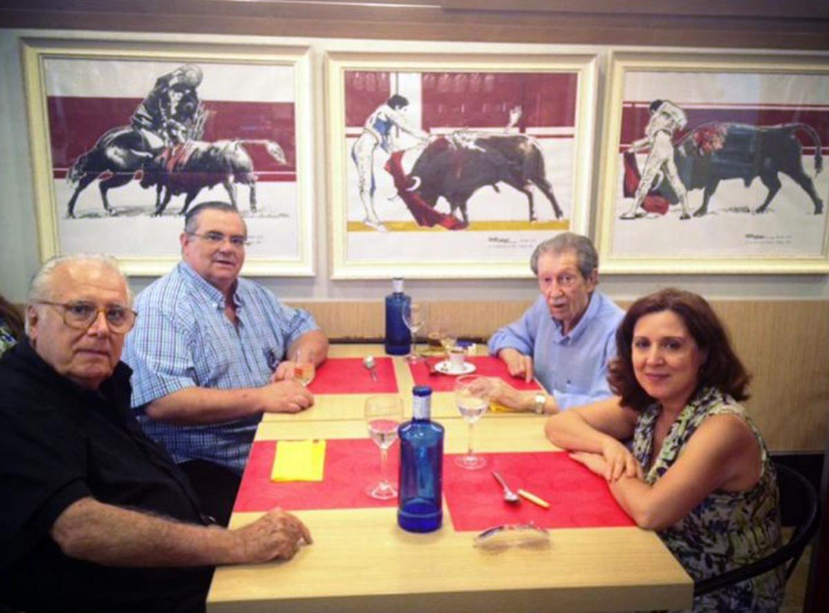 Agustín Fernández con Eugenio Chicano, Manuel Alcántara y Mariluz Reguero y de fondo, las tres obras taurinas que regaló el artista.