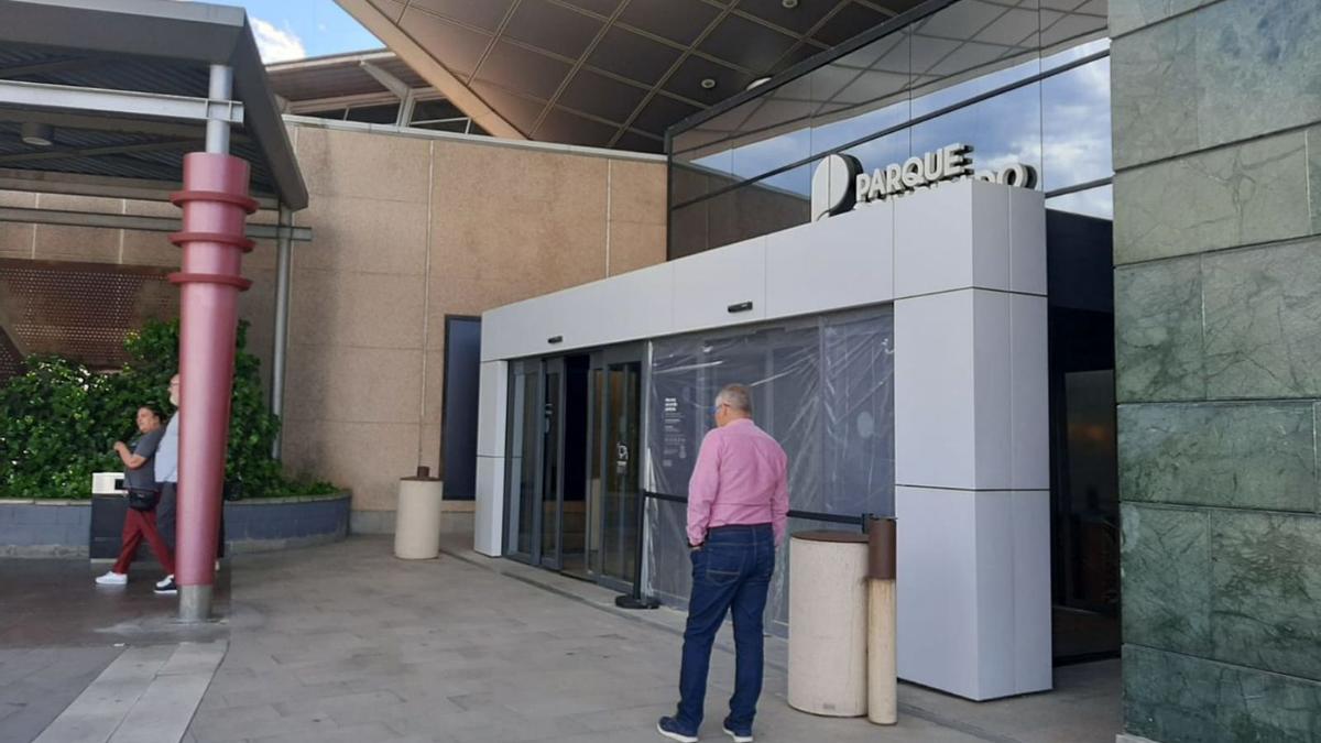 Las puertas reventadas, cubiertas ayer con un plástico, en Parque Principado. | L. P.