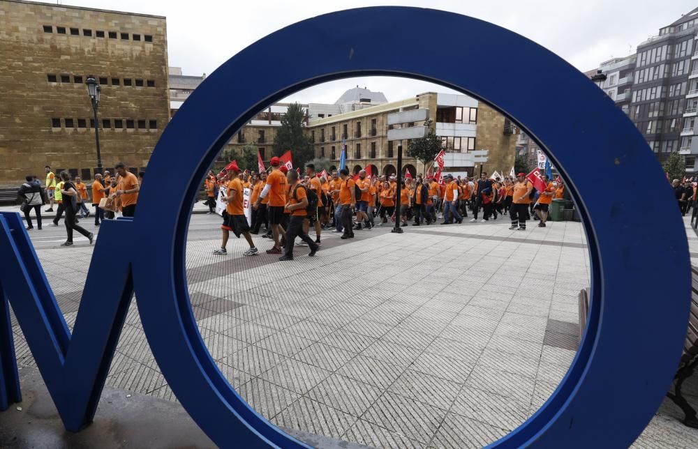 Los trabajadores de Vesuvius marchan a pie desde la fábrica de Riaño hasta la Junta