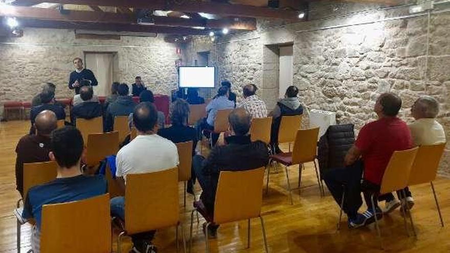 Reunión celebrada ayer en O Casal de Ferreirós. // Rafa Vázquez