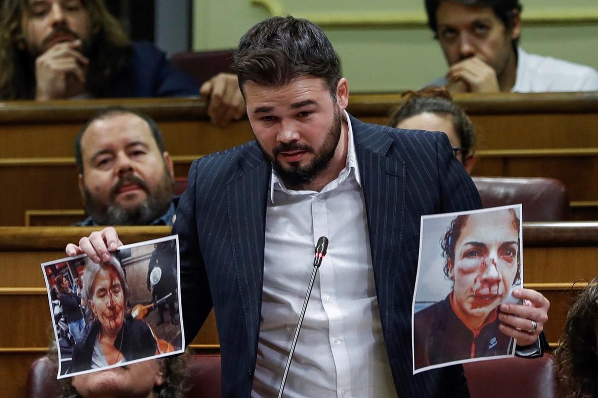 GR3019  MADRID  11 10 2017 - El portavoz de ERC  Gabriel Rufian  muestra unas fotografias durante su intervencion en la sesion de control al Gobierno hoy en el Congreso tras la declaracion y posterior suspension temporal de independencia de Cataluna  EFE Emilio Naranjo