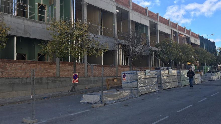 Un hombre pasa junto a la estructura del futuro centro de salud de San Pedro Alcántara.