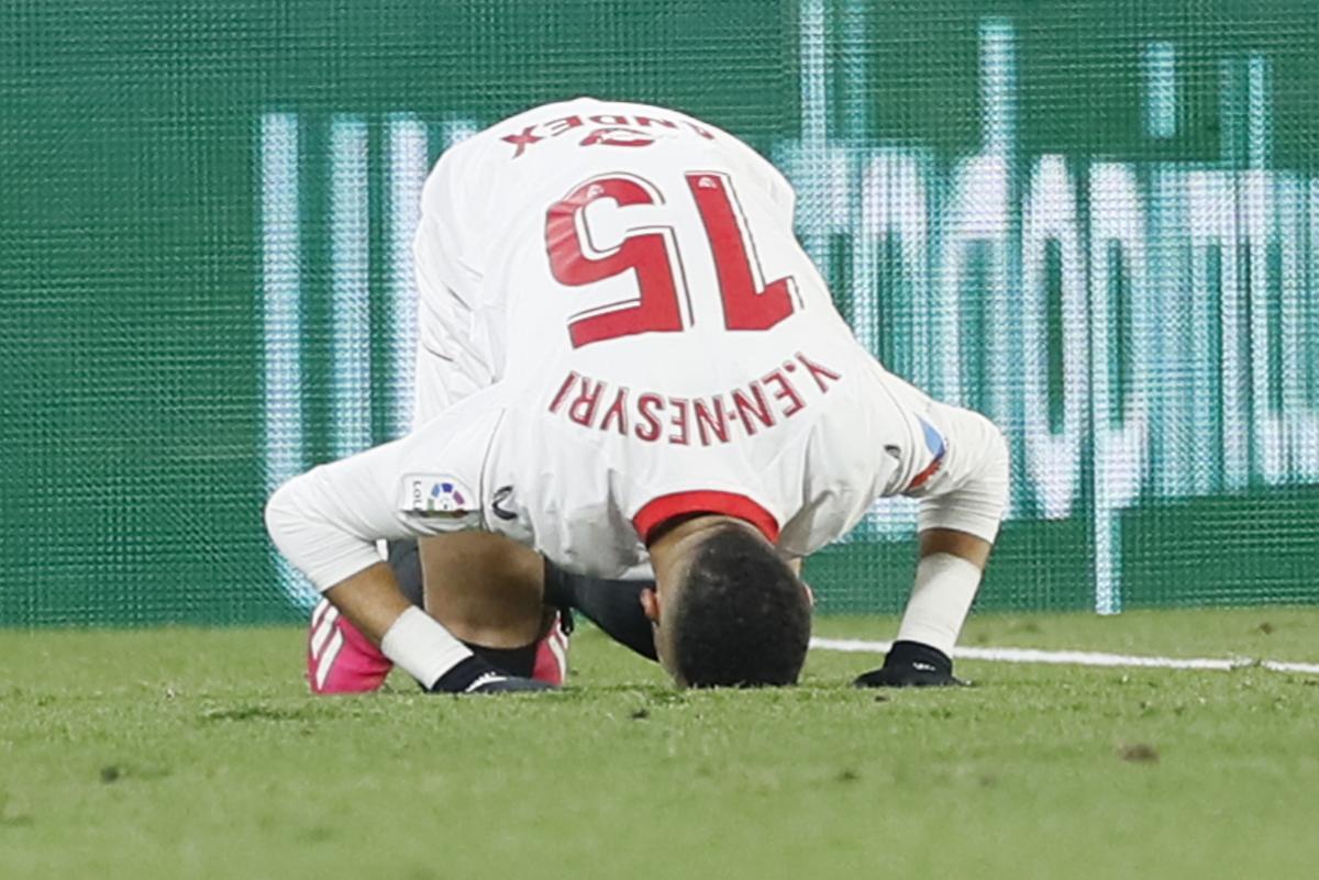 Sevilla, 28/01/2023.- El delantero marroquí del Sevilla, Youssef En-Nesyri, celebra el primer tercer gol del equipo andaluz durante el encuentro correspondiente a la jornada 19 que Sevilla FC y Elche CF disputan hoy sábado en el estadio Sánchez-Pizjuán, en Sevilla. EFE/José Manuel Vidal.