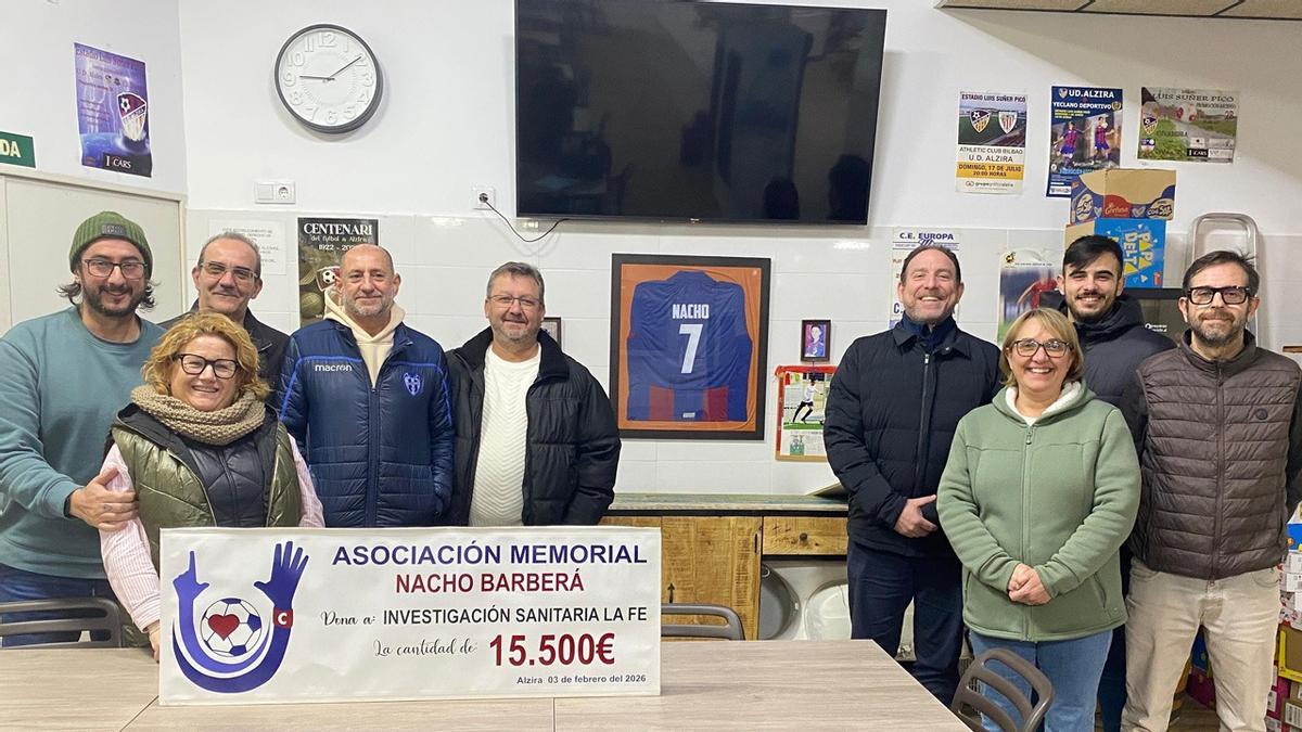 Los padres de Nacho y miembros de la asociación entregan el cheque con la recaudación del año 2025 para ayudar en la investigación.