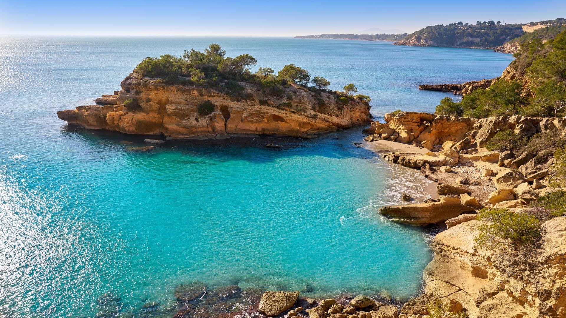 Las playas brillantes y paradisiacas del lugar le han valido el nombre de &quot;la Cala&quot;