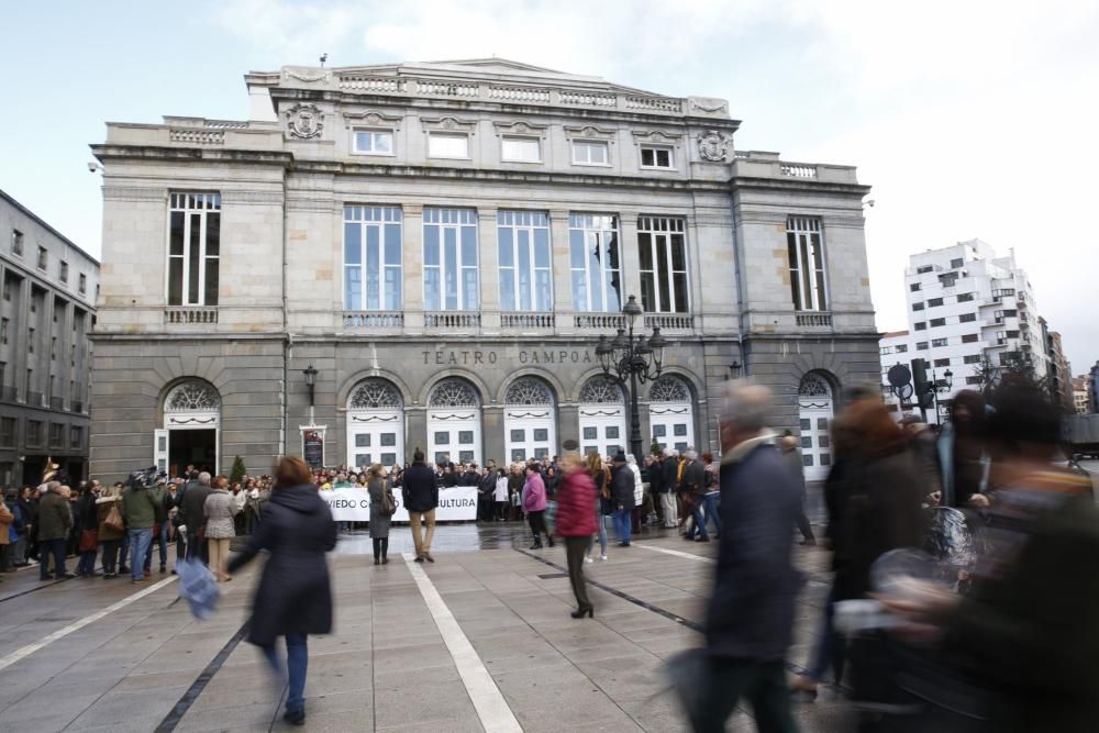 Concentración a favor de los Premios Líricos de Oviedo