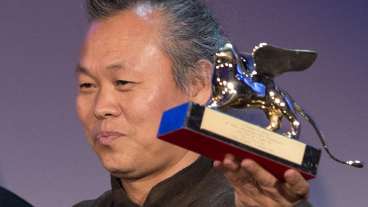 El director coreano Kim Ki-duk muestra el León de Oro conseguido en Venecia por su película 'Pietà'.