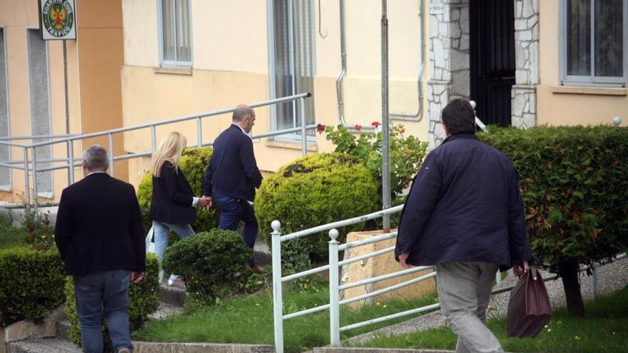 José Antonio y Carlos L.A. y Sira C.N., a su llegada al cuartel de la Guardia Civil en Lalín en 2015. // Bernabé/Luismy