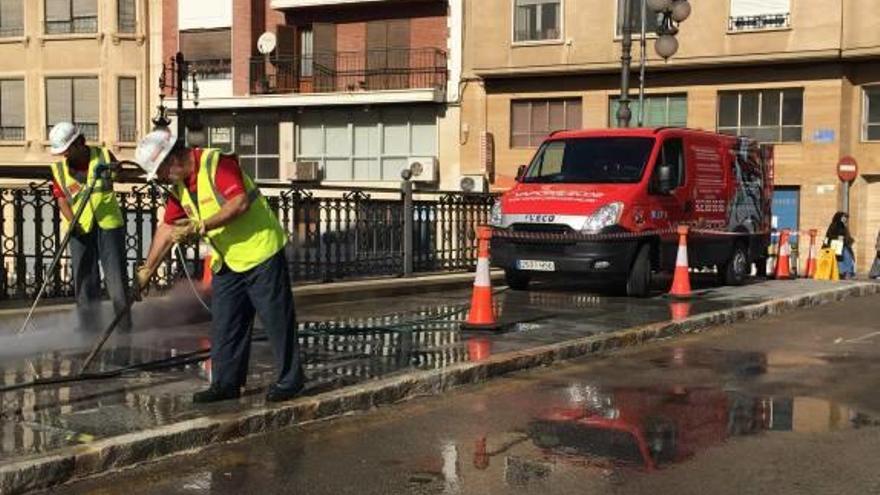 Vapor a alta presión para acabar con las manchas de chicle en Orihuela