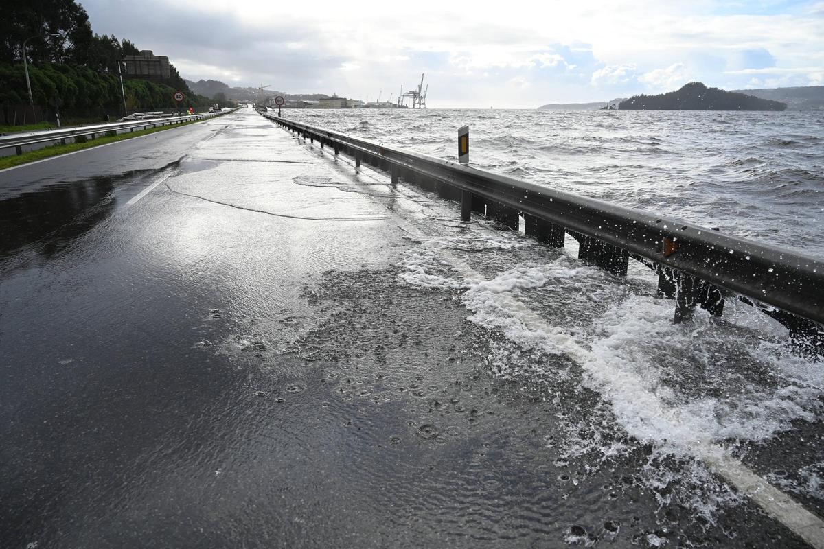 Olas entrando en la PO-11 el pasado lunes