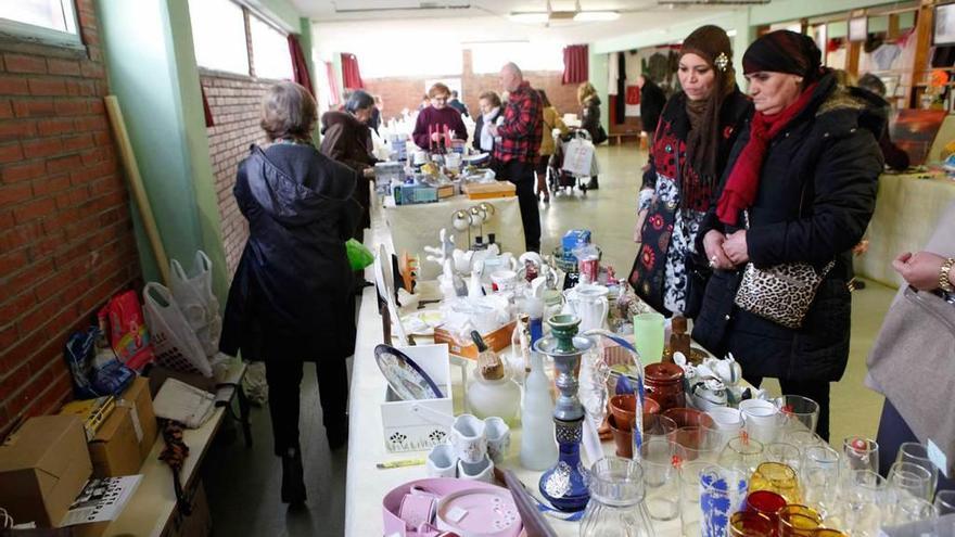 Visitantes en la última edición del mercadillo solidario de la parroquia de la Resurrección.