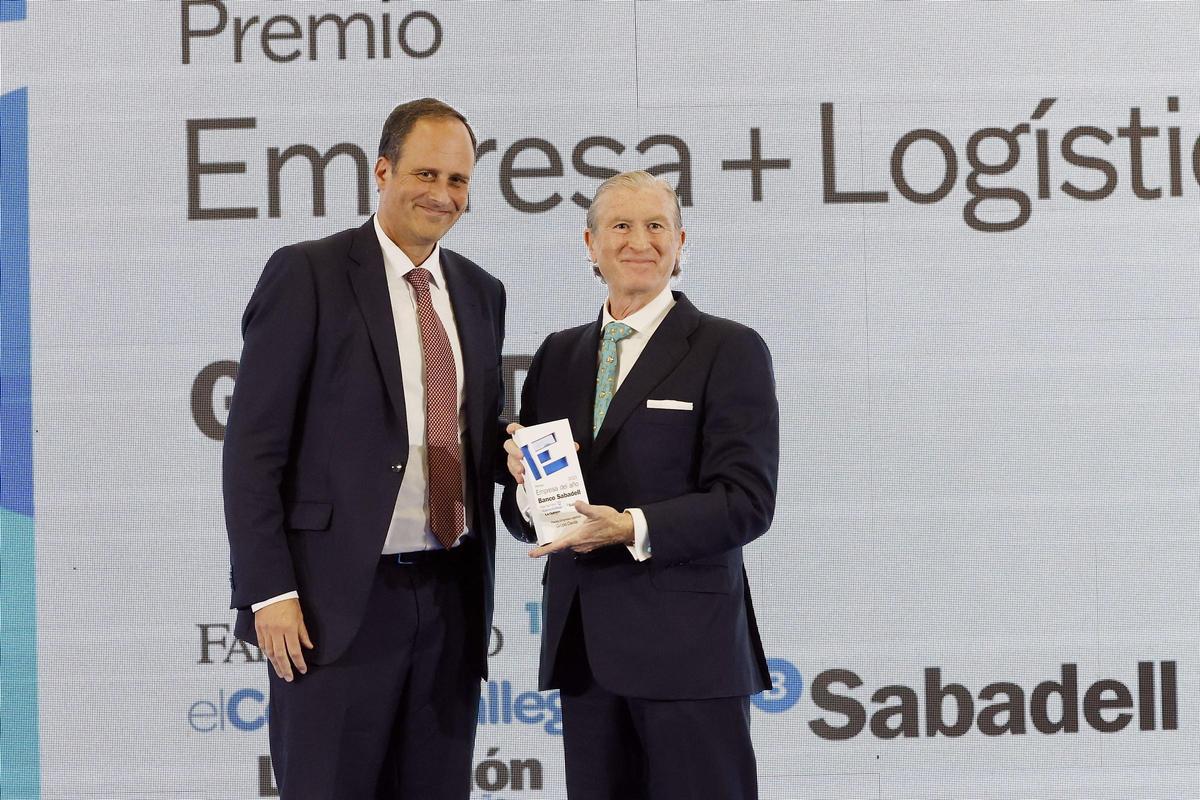 El presidente del  Grupo Davila,  Eduardo Davila,  premio a la empresa  logística, posa con Carlos Botana, presidente  del Puerto de Vigo.