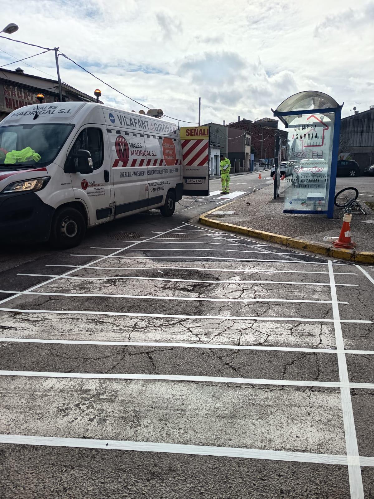 Treballs de repintat al carrer Firal, en la fase final de les obres de la xarxa d’aigua potable de Sarrià de Ter.