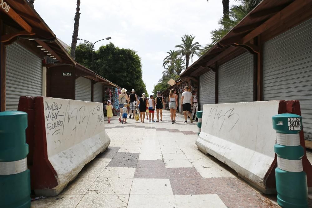 Actuales bloques de hormigón que serán sustituidos por 22 maceteros "barrera" en los paseos de Torrevieja