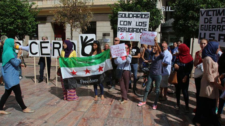 Unas doscientas personas se han concentrado en la plaza de la Constitución.