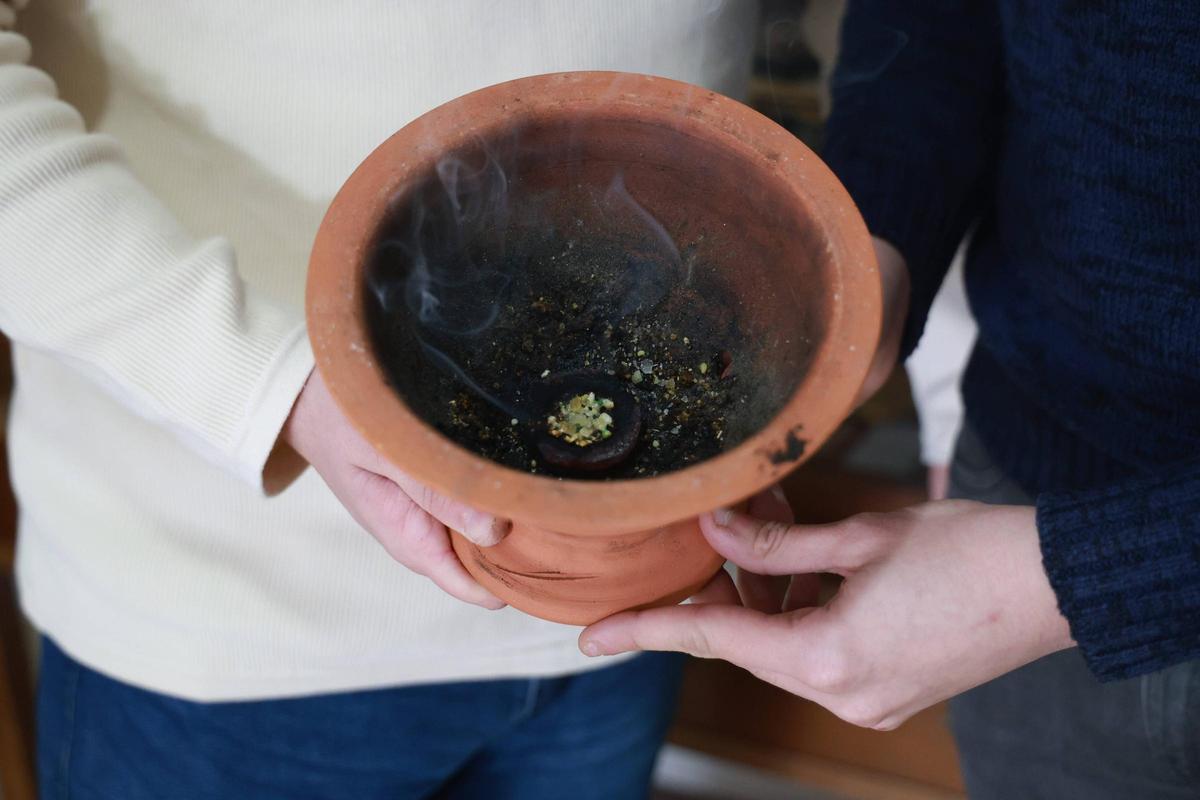 La Cofradía de los Ramos prepara una cata de incienso prevista para este viernes en la plaza de San Juan La Cofradía de los Ramos prepara una cata de incienso prevista para este viernes en la plaza de San Juan