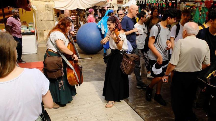 Además de los puestos el mercado contaba con actuaciones en la calle.  | MATÍAS SEGARRA