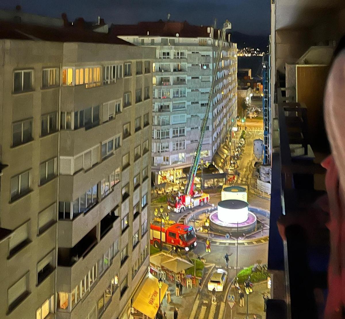 Reciente actuación de los Bomberos en la calle Rosalía de Castro, en la que tuvieron que desplegar su escalera.