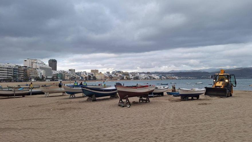 El Ayuntamiento de Las Palmas de Gran Canaria desaloja a las personas que pernoctan en la playa de Las Canteras