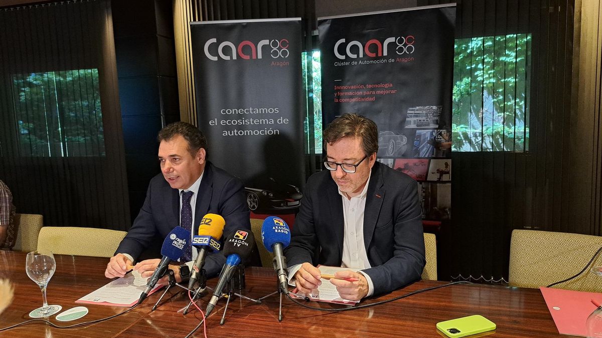 El presidente del Clúster de Automoción y Movilidad de Aragón (CAAR), Benito Tesier, y su gerente, David Romeral, este lunes en una rueda de prensa.