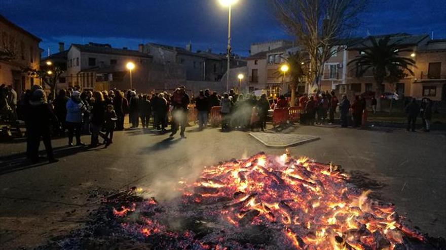 Los vecinos se reúnen en torno al fuego de San Antón