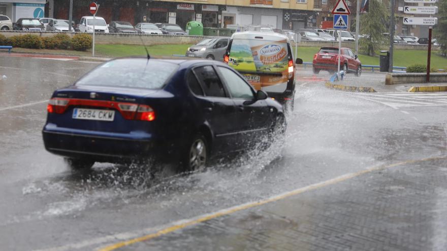 La tormenta deja más de 10 litros en solo 10 minutos y afecta al tráfico rodado en Xàtiva