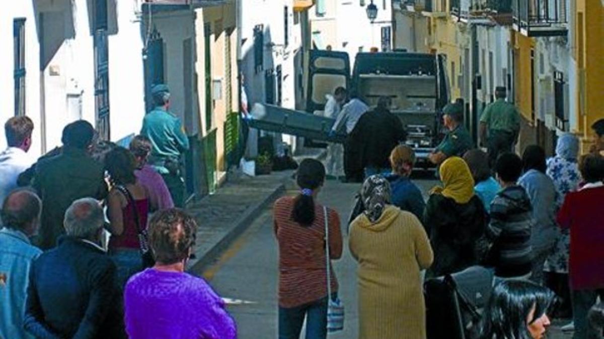 El cuerpo de una víctima magrebí de la violencia machista es sacado de su casa en Alhama de Granada, este mes.