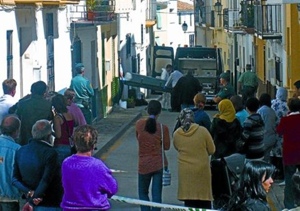 El cuerpo de una víctima magrebí de la violencia machista es sacado de su casa en Alhama de Granada, este mes.