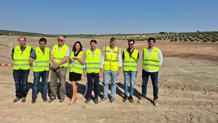 Autoridades, representantes de la empresa y agricultores, en las obras de la balsa de riego de Cabra.