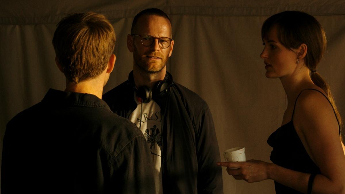 El director, Joachim Trier (centro) dando instrucciones a los actores.