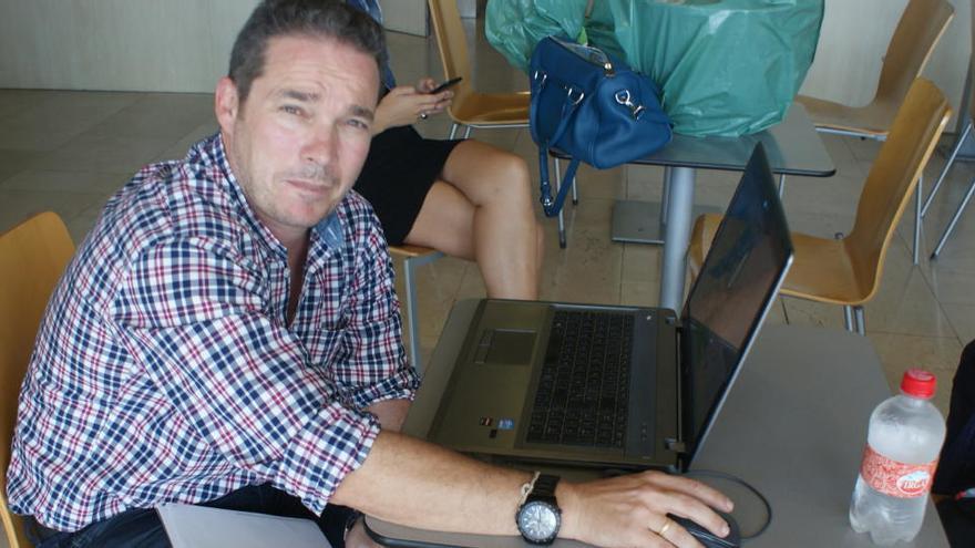 Tino Luis Cabrera, en el Aeropuerto de Tenerife Norte.