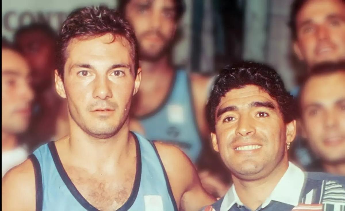 Marcelo Richotti poisa con Diego Armando Maradona en enero de 1994.