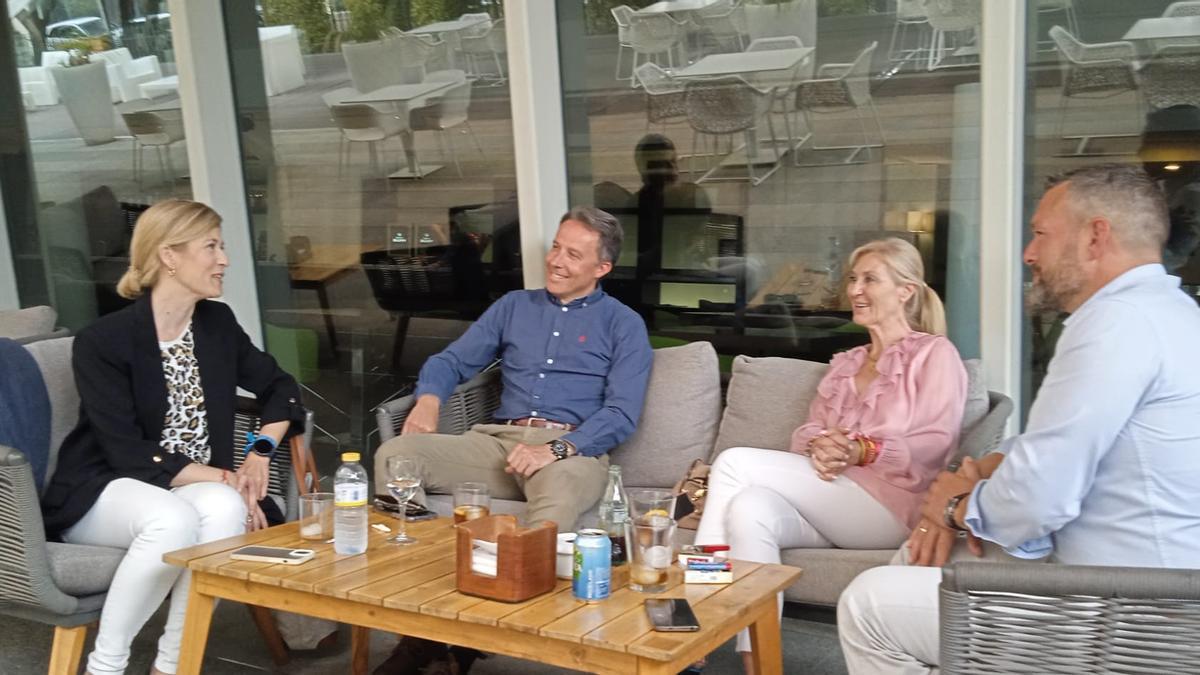 Rosa María Medina, Fulgencio Gil, Carmen Menduiña y José Martínez, en la terraza de un céntrico hotel, este jueves.