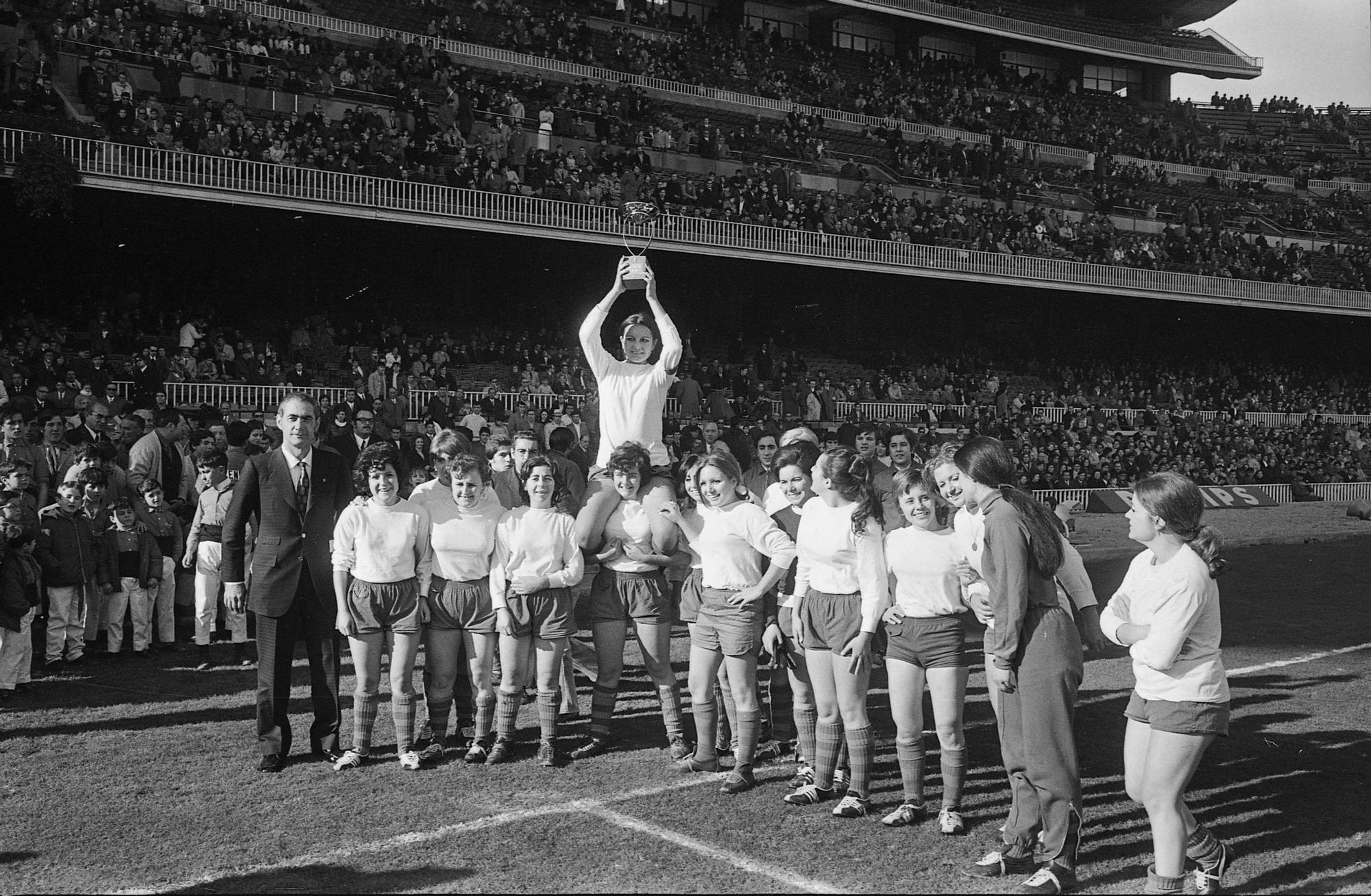 Inma Cabecerán muestra el trofeo que ganó el Barça femenino en su primer partido en Navidad de 1970 en el Camp Nou.