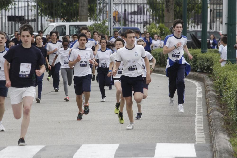 Los escolares asaltan la Escuela Naval