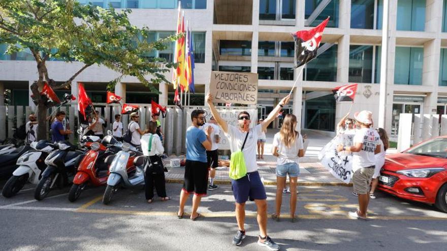 Socorristas protestan ante el Consell de Eivissa.