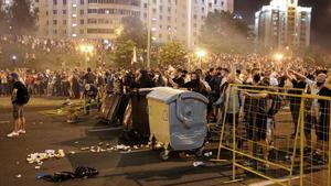 La policía bielorrusa reprime las protestas contra el triunfo electoral de Lukashenko. En la foto, disturbios en Minsk.