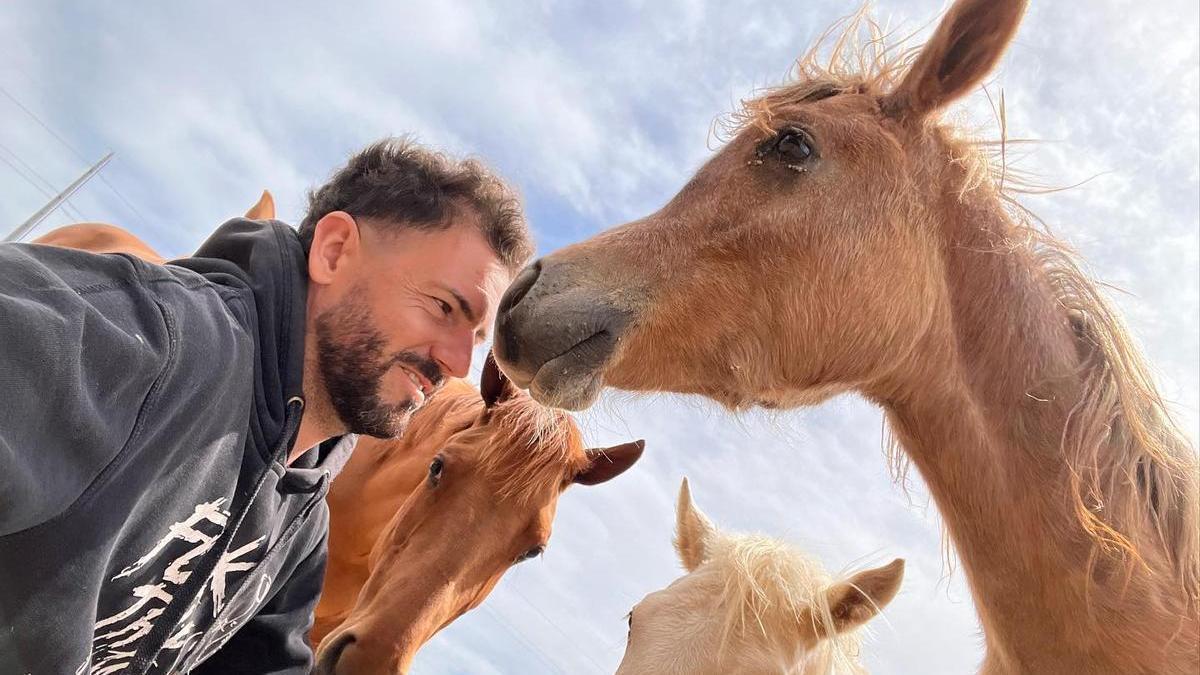 El domador Santi Sierra, con varios de sus caballos.