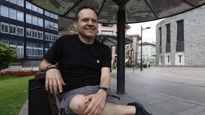 Fernando Fuentes, en la plaza del Fresno de Oviedo