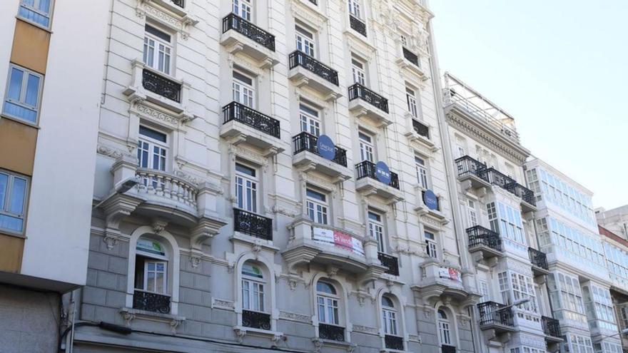 Edificio en la plaza de Lugo. |   // CARLOS PARDELLAS