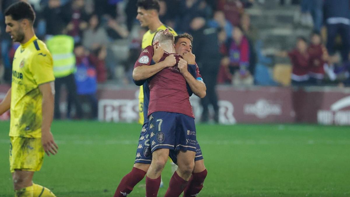 Los jugadores del Pontevedra celebran la machada.