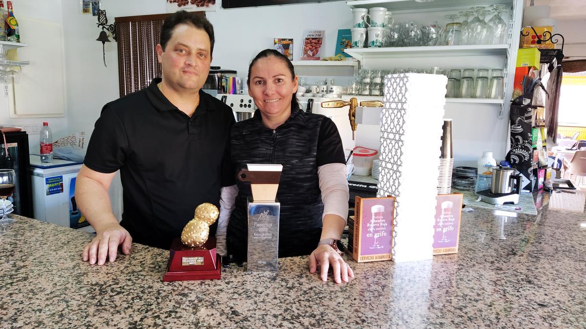 Raúl Huet y Marina Clemente, propietarios del bar Polesportiu, con los dos premios logrados este año