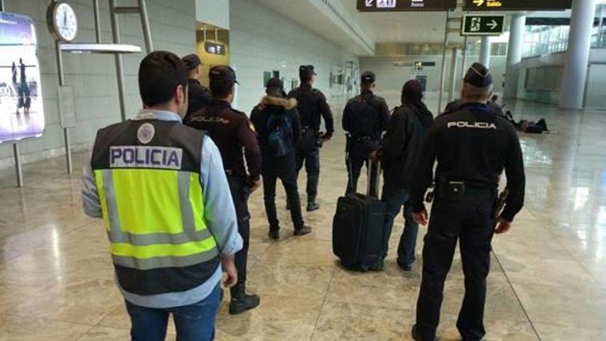 La Policía con los dos detenidos en el aeropuerto.