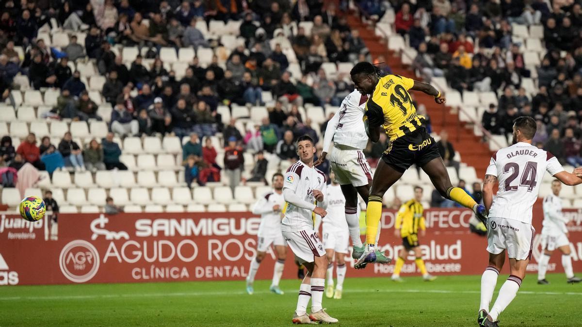 Gueye remata de cabeza en la mejor ocasión del Zaragoza.